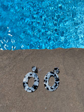 Carica l'immagine nel visualizzatore di Gallery, Daria Acrylic Earrings