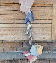 Carica l'immagine nel visualizzatore di Gallery, Daria beach towel